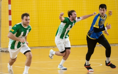 Bernat Correro (mig), celebrant un gol a Esplugues | Èric Altimis - OAR Gràcia